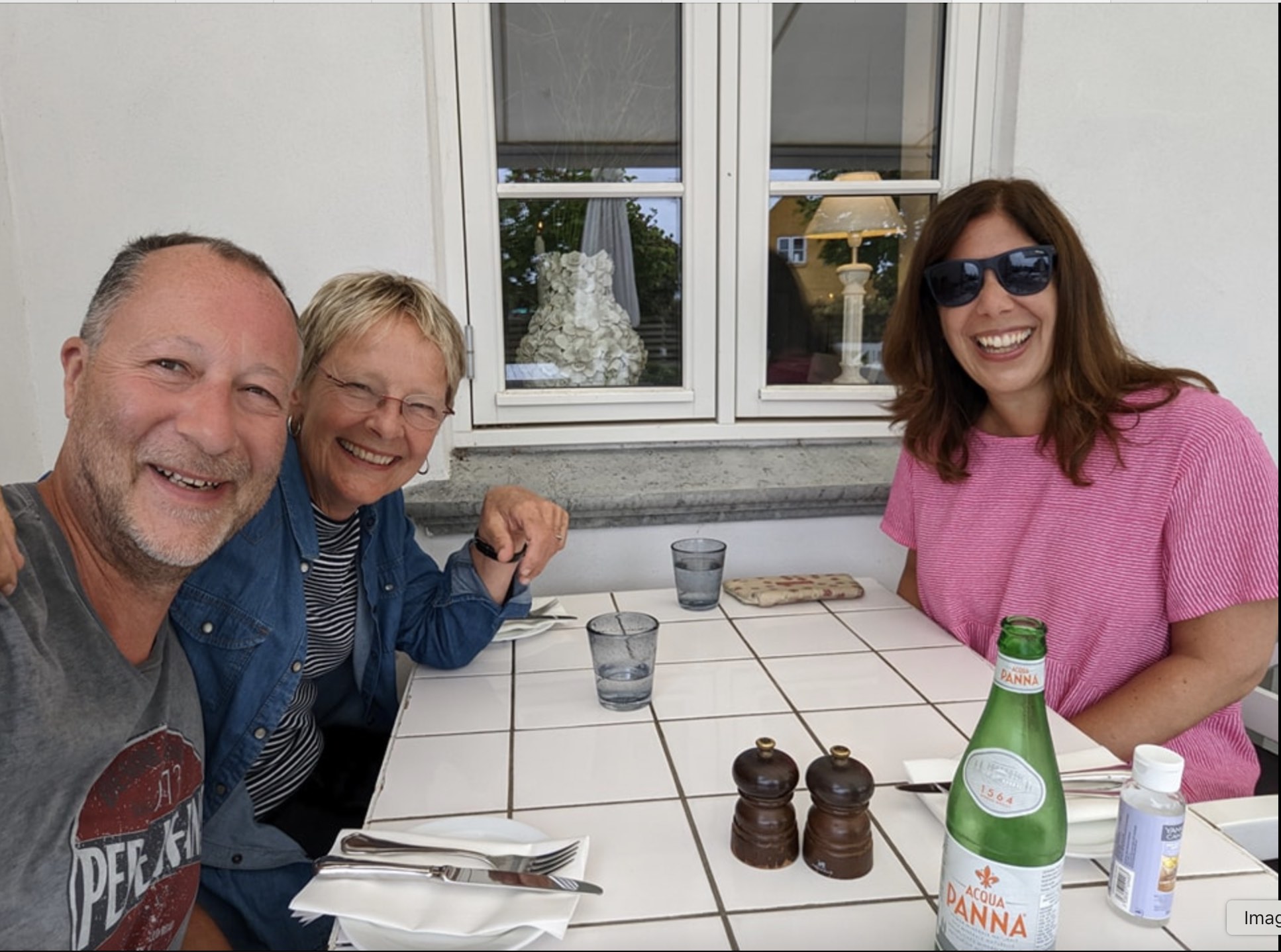 Vores trofaste cykeludlejningskunder gjorde deres tur ekstra mindeværdig med en hyggelig frokost under åben himmel på Rørvig Kro. 🚴‍♂️☀️ En perfekt kombination af aktiv udforskning og kulinarisk forkælelse i smukke omgivelser